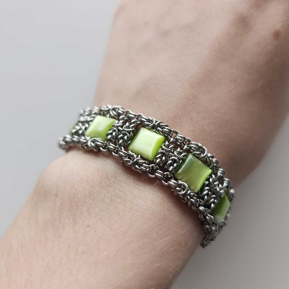 Vintage timeless green and silver chainmail square bracelet